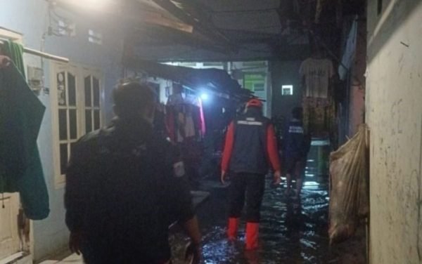 Kali Ciliwung Meluap Sebabkan Banjir Satu Meter Di Kampung Melayu