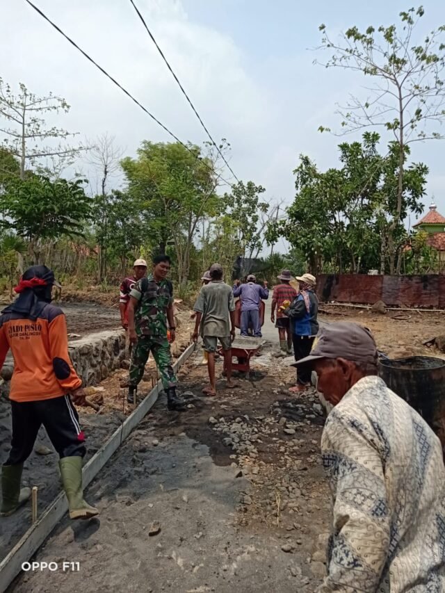 Koramil Lumbang Lakukan Pendampingan Dan Pemantauan Pembangunan Jalan Desa