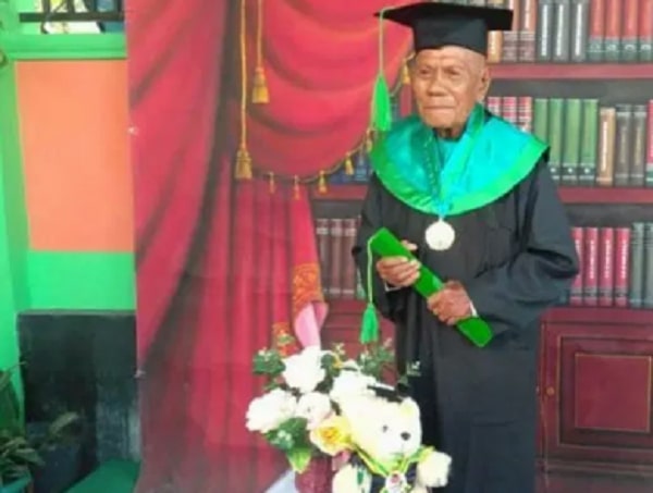 Laode M.Sidik, wisudawan tertua UMB Kota Baubau/Foto: sultraterkini