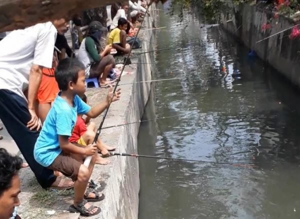 Mancing Ikan Lele Warga Pademangan Kebanjiran Hadiah