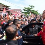 Kenakan Pakaian Adat Dayak, Masyarakat Malinau Antuasias Sambut Jokowi
