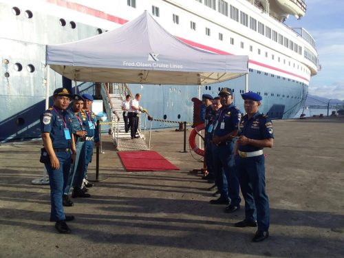 Penyambutan Penumpang Kapal Cruise MV Boudicca yang berlabuh di Pelabuhan Ambon