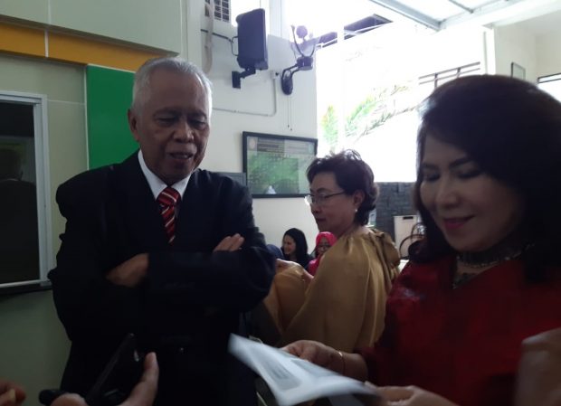OC Kaligis usai sidang gugatan di PN Jakarta Selatan/ist