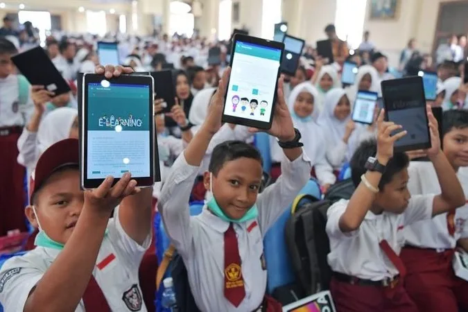 Siswa SD belajar melalui aplikasi