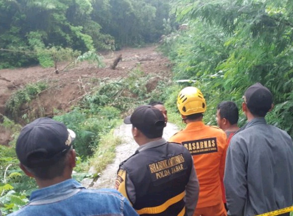 Tim SAR Gabungan melakukan pencarian korban tanah longsor di Desa Sentanamekar Tasikmalaya