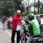 Bagikan Takjil, Aktivis Muda Ini Didoakan Naik Haji oleh Driver Ojol