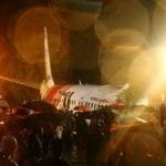 Pesawat Boeing 737 Pembawa Warga India yang Terdampar Akibat Corona Jatuh Terbelah Dua