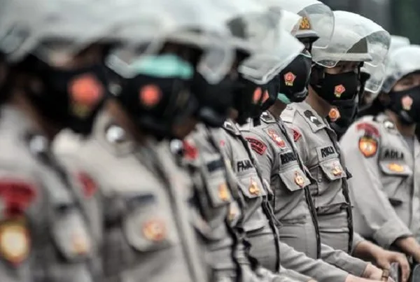 Pelaku Penyiraman Air Keras Brimob Diamankan di Rumah Pacarnya. Polisi Polri