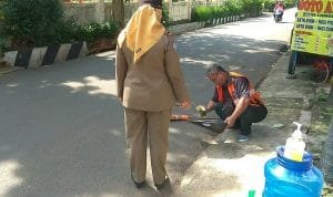 Lagi, Pelanggar Protokol Kesehatan di Cipayung Kena Sanksi Menyapu Jalan