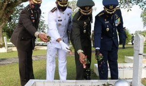 Peringati Hari Pahlawan, Personel Lanud Supadio Laksanakan Ziarah