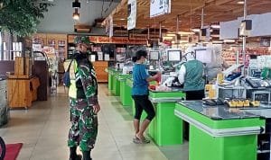 Cegah Covid-19, Babinsa Koramil 01/Tambun Bersama Personel BKO Kembali Gelar PDMPK