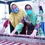 Sambut Hari Ibu, Dekranasda Kota Pontianak Adakan Pelatihan Tenun Ikat