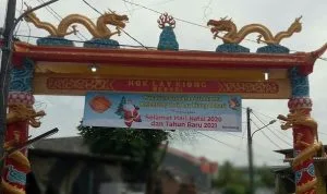 Indahnya Toleransi Umat Beragama, Pengurus Kelenteng Hok Lay Kiong Pasang Spanduk Ucapan Natal dan Tahun Baru
