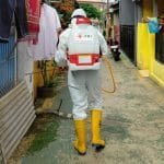 Cegah Covid-19, PMI Jakarta Timur Semprot Disinfektan di Malaka Sari
