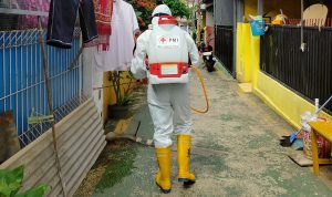 Cegah Covid-19, PMI Jakarta Timur Semprot Disinfektan di Malaka Sari