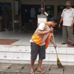 Operasi Tertib Masker, 34 Warga Kena Sanksi Menyapu Halaman Kantor Kecamatan Koja