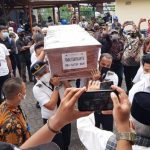 Air Mata Kesedihan Iringi Prosesi Penyerahan Jenazah Co-Pilot Sriwijaya Air SJ 182