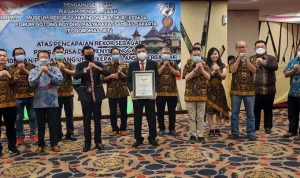 Berikan Pin Emas Terbanyak ke Lansia, Fogoromas Raih Rekor Dunia dari MURI