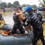 Satgas Penanggulangan Bencana Lantamal XII Peduli Korban Banjir di Bengkayang