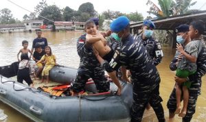 Satgas Penanggulangan Bencana Lantamal XII Peduli Korban Banjir di Bengkayang
