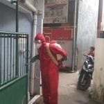 Cegah COVID-19, Masjid di Kelurahan Tengah Disemprot Disinfektan