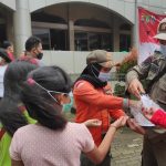 Satpol PP Jakarta Timur Bagikan Masker ke Warga Terdampak Banjir