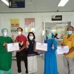 Peduli Tenaga Medis, Perhakin Kalbar Serahkan Bantuan Kacamata Safety untuk RSU Santo Antonius