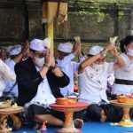 Bupati Sanjaya Pimpin Bhakti Penganyar Pemkab Tabanan di Pura Besakih