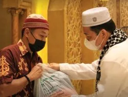 Wagub Kalbar Serahkan 500 Paket Sembako untuk Dhuafa