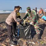 Kapolres dan Dandim Tabanan Kompak Turun Langsung Bersihkan Pantai