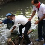 Dukung Aksi Bersih-bersih Sungai, Wabup Edi Tebar Benih Ikan