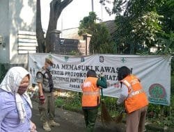 Bandel, Pelanggar Prokes di Cipayung Disanksi Menyapu Jalan Selama 60 Menit