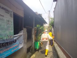 Cegah Covid-19, PMI Jakarta Timur Semprot Disinfektan di Ciracas
