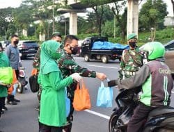 Pangdam Jaya dan Ketua Persit KCK PD Jaya Bagikan Takjil Buka Puasa