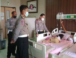 Jenguk Anggota yang Sakit, Kasatlantas Polres Badung: Kita Adalah Keluarga Besar
