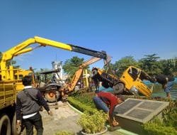 Truk Pengangkut Sampah Pemkot Pontianak Nyebur ke Kolam Tugu Digulis