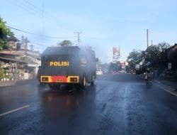 Semprot Jalan Raya, Polres Badung Kerahkan Water Canon