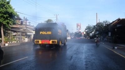 Semprot Jalan Raya, Polres Badung Kerahkan Water Canon
