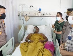 Kapolda Bali Besuk Anggota Satlantas Polresta Denpasar yang Kecelakaan Saat Tugas