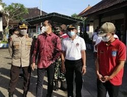 Kapolsek Abiansemal Dampingi Wakil Buapti Badung Pantau Vaksinasi Covid-19