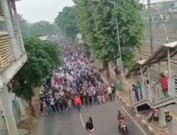 Jelang Putusan Sidang HRS Ricuh, Polisi Lepaskan Gas Air Mata