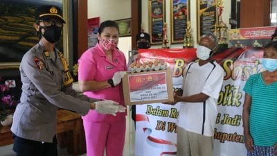 Polwan Polres Tabanan Bersama Bhayangkari Bagikan Paket Sembako