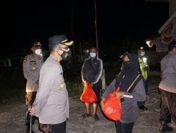 Kapolres Kubu Raya Pimpin Patroli Skala Besar dan Bagikan Sembako ke Masyarakat