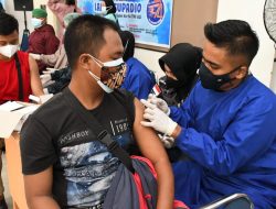 TNI AL-Lantamal XII Laksanakan Serbuan Vaksin Gabungan TNI-Polri di Lanud Supadio dan Untan