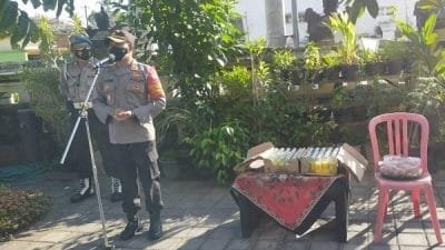lngatkan Personel Terapkan Pola Hidup Sehat, Kapolsek Kediri Bagikan Vitamin C dan Telur