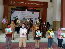 Peduli Warga Terdampak Pandemi, Kejari Jakarta Pusat Salurkan Paket Sembako