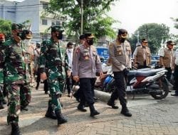 Panglima TNI dan Kapolri Tinjau Vaksinasi Plus Serahkan Bansos di Sawah Besar