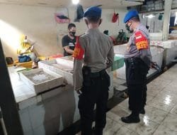 Ingatkan Prokes, Kasatpol Airud Polresta Denpasar Sambangi Pasar Ikan Kedonganan