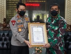 Kapolda Bali Serahkan Pin Emas dari Kapolri untuk Danrem 163/Wira Satya