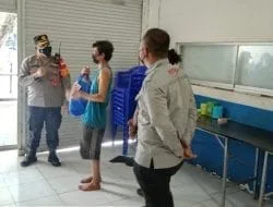 Sambangi Warung, Kapolsek Benoa dan Salurkan Bantuan Sembako dari Kapolri